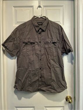Men's Short-Sleeve Casual Button-Down Shirt in Charcoal Gray